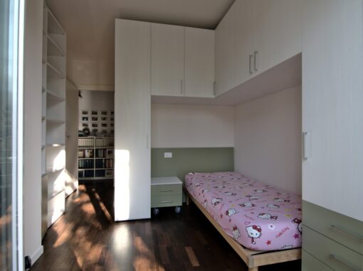 Camera ragazza con soluzione salva-spazio